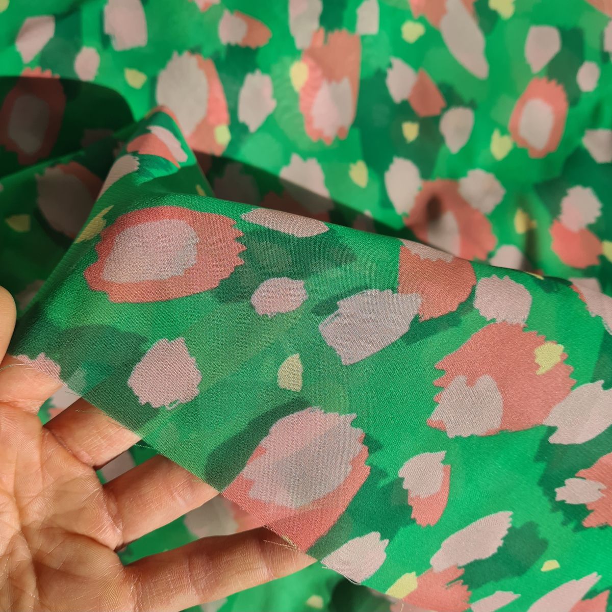 NYHET! Viskose georgette, dots grønnrosa